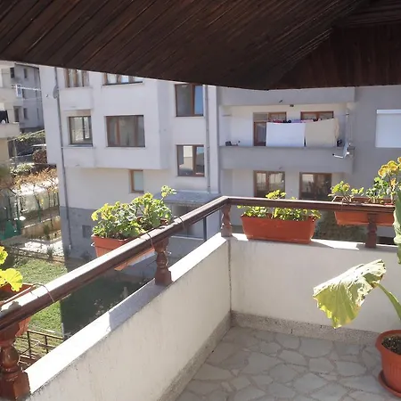 Konukevi Mladenova House 3*