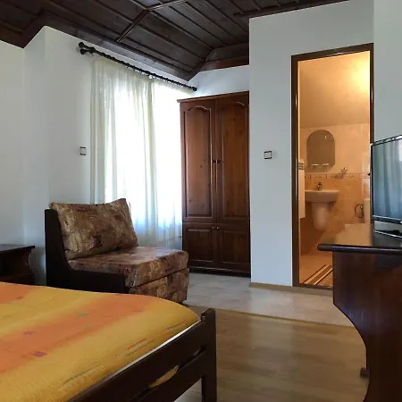 Mladenova House 3*